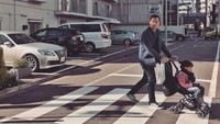 Selama di Jepang, Tora juga berbagi tugas dengan Mieke Amalia. Sesekali Tora mendorong stroler sang buah hati. Foto: Tora Sudiro dan Mieke Amalia (Instagram)
