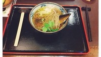 Soba kuah lengkap dengan ikan makarel. Yummy! Tapi sayangnya Yuki tidak tahu apa nama hidangan ini nah yang ini lupa namanya apaan hehe, tulis pemain film berbakat ini di instagram pribadinya. Foto: Instagram yukikt