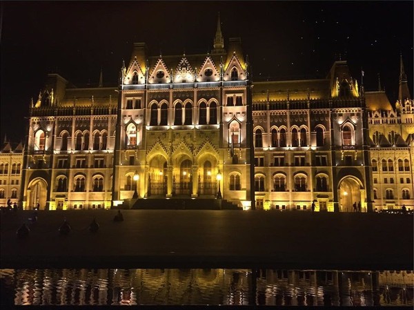 Tidak kalah dengan Paris, Ibukota Budapest di Hungaria juga disebut sangat romantis. Ini potret Gedung Parlemen Hungaria yang difoto oleh Karolina (bojarmeow/Instagram) Tidak kalah dengan Paris, Ibukota Budapest di Hungaria juga disebut sangat romantis. Ini potret Gedung Parlemen Hungaria yang difoto oleh Karolina (bojarmeow/Instagram)