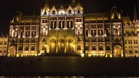 Tidak kalah dengan Paris, Ibukota Budapest di Hungaria juga disebut sangat romantis. Ini potret Gedung Parlemen Hungaria yang difoto oleh Karolina (bojarmeow/Instagram)