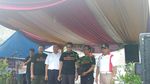 Potret Sandiaga Bersih-bersih Sampah di Kampung Pesisir Jakut