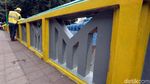 Perjuangan Petugas Bina Marga Mempercantik Jembatan