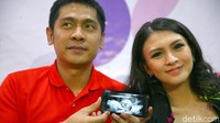 Cerianya pasangan ini. Selamat ya Donita dan Adi Nugroho. Foto: Donita dan Adi Nugroho (Hanif/detikHOT)