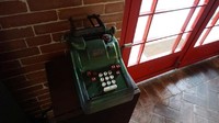 Di dalamnya terdapat beberapa mesin tik dan juga telepon jadul. Foto: dok. detikFood/Lusiana Mustinda