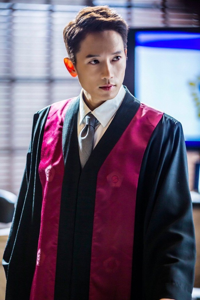 Penuh kharisma! Saat Ji Sung memerankan sosok jaksa yang menuntut keadilan di drama Defendant yang tayang pada Januari 2017 lalu. Foto: Istimewa