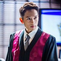 Penuh kharisma! Saat Ji Sung memerankan sosok jaksa yang menuntut keadilan di drama Defendant yang tayang pada Januari 2017 lalu. Foto: Istimewa