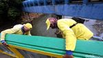 Perjuangan Petugas Bina Marga Mempercantik Jembatan