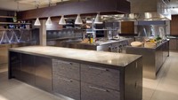 Sementara bagian dapur terlihat rapi dan nyaman dengan penempatan beberapa kabinet secara vertikal dan horizontal. Homesoftherich/Istimewa.