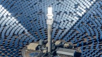 Panel tenaga surya itu akan memiliki satu tower di tengahnya yang disebut heliostats. Cahaya yang berasal dari tiap lempengan panel dipantulkan ke tower tersebut. ABC/Istimewa.