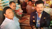 Gubernur Sulawesi Selatan Syahrul Yasin Limpo mengecek stok dan harga beras. Dia sidak bersama Dirjen Tanaman Pangan Kementan Sumarjo Gatot Irianto dan Wali Kota Makassar Moh Ramdhan Pomanto.