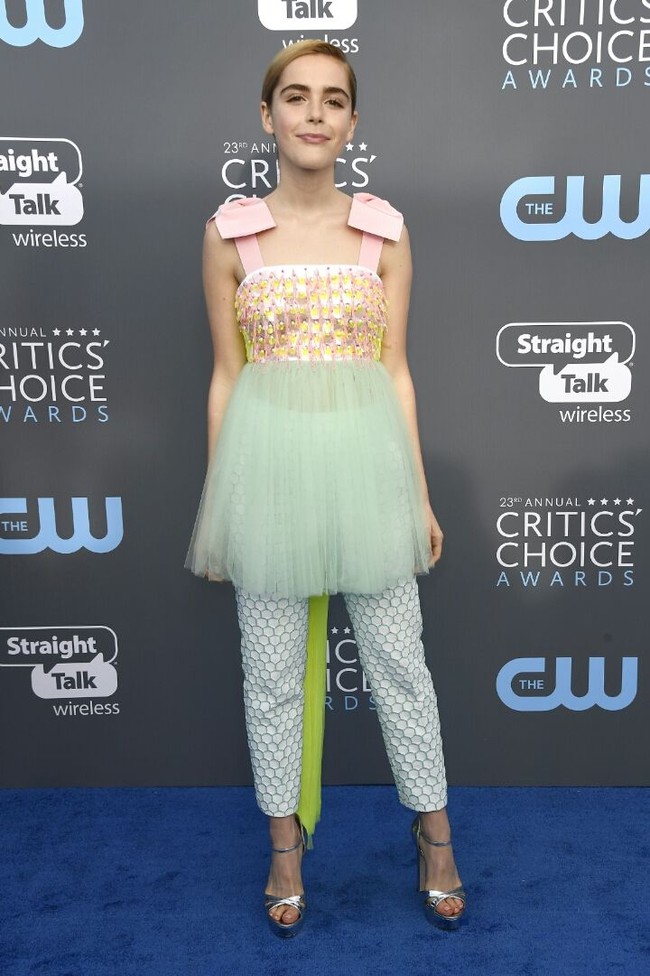 Kiernan Shipka menjadikan karpet biru Critics Choice 2018 lebih hidup dengan jumpsuit baby-doll pastel Delpozo. Foto: Getty Images