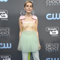 Kiernan Shipka menjadikan karpet biru Critics Choice 2018 lebih hidup dengan jumpsuit baby-doll pastel Delpozo. Foto: Getty Images