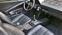 Bagian interior juga tidak lepas dari perubahan, dikatakan Ferrari listrik ini kini mengusung kulit hitam asli buatan Italia, serta menyelipkan speedometer dan tachometer yang khusus untuk mobil listrik.  Foto: Pool (Motor1)