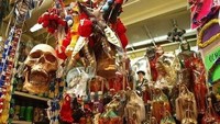 Pasar yang berada di La Paz, Bolivia, Amerika Selatan ini menjual beragam benda untuk keperluan sihir. Pasar ini bernama Witches Market atau  Mercado de las Brujas. Di sinlah para dukun dan paranormal mencari barang yang mereka butuhkan. (bestourism.com)