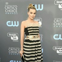 Keberanian Margot Robbie untuk tampil beda dengan gaun bergaris Chanel patut dihargai. Foto: Getty Images