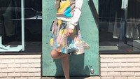 Berpose sambil memegang es krim cone, Raline tampak sangat cantik. Apalagi ditambaah senyumnya yang mengembang. Hayo manis mana, es krim atau senyum Raline? Foto: Instagram Raline Shah