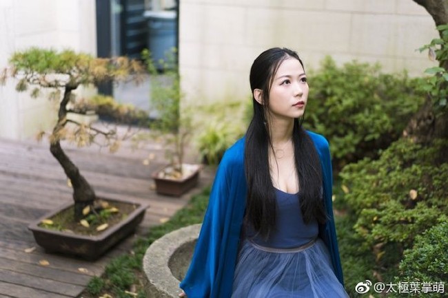 Memiliki tinggi 157 centimeter Ye juga pernah tampil di majalah fashion dan dijuluki sebagai guru kungfu terpanas di China. Foto: Weibo