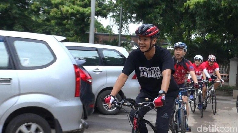 Jalani Tes Kesehatan: Sudirman Datang Awal, Ganjar Naik Sepeda Jalani Tes Kesehatan: Sudirman Datang Awal, Ganjar Naik Sepeda