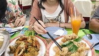 Saat di Jambi, Yuki terlihat sedang menyantap hidangan seafood. Nampaknya itu cumi goreng tepung dan sajian berbahan lobster. Pasti lezat! Foto: Instagram yukikt
