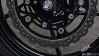 Diameter suspensi depan berubah dari 37 mm menjadi 41 mm. Diklaim, handling lebih stabil. Sementara suspensi belakang menggunakan bottom-link Uni-Trak gas-charged shock with adjustable preload dengan setting baru.