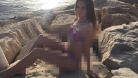 Layaknya gadis pada umumnya, Karolina juga gemar liburan ke pantai. Ini foto liburannya di Laut Merah, Israel dalam balutan bikini berwarna pink pada November tahun 2017 lalu (bojarmeow/Instagram)