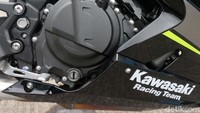 Kawasaki Ninja 250 ini masih menggendong mesin 4 tak berpendingin cairan dua silinder segaris dengan kapasitas 249 cc.