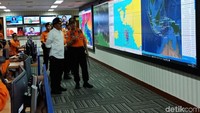 Panglima TNI mengunjungi ruang pengendali operasi atau Basarnas Command Center (BCC). Foto: Eva Safitri/detikcom