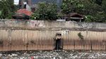 Sampah di Kali Krukut Benhil Bikin Miris