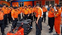 Panglima TNI meninjau berbagai peralatan yang digunakan Basarnas untuk kegiatan SAR. Foto: Eva Safitri/detikcom