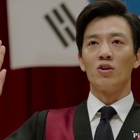 Kim Rae Won juga terlihat mempesona ketika ia berperan sebagai jaksa di drama Punch. Foto: Istimewa
