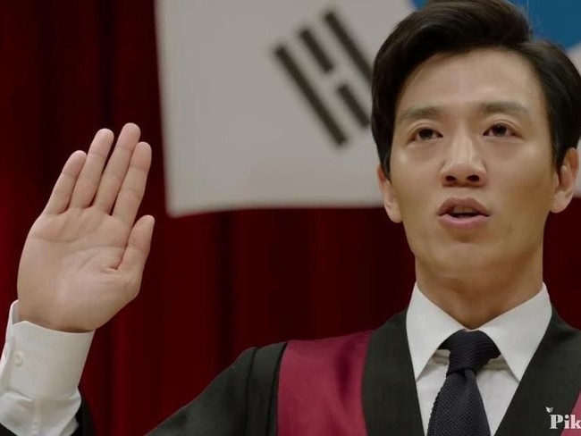 Kim Rae Won juga terlihat mempesona ketika ia berperan sebagai jaksa di drama Punch. Foto: Istimewa