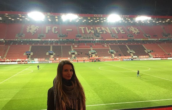 Berprofesi sebagai wasit, liburan Karolina pun tidak jauh-jauh dari urusan sepak bola. Pada bulan Februari 2017 lalu, ia baru saja mampir ke kandang FC Twente di Enschede, Belanda (bojarmeow/Instagram) Berprofesi sebagai wasit, liburan Karolina pun tidak jauh-jauh dari urusan sepak bola. Pada bulan Februari 2017 lalu, ia baru saja mampir ke kandang FC Twente di Enschede, Belanda (bojarmeow/Instagram)