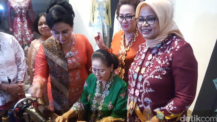 Istri Anies Baswedan Hadiri Peluncuran Buku Batik Inez Mardiana