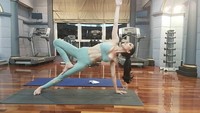 Dibilang gayanya mirip Syahrini, ternyata sosialita cantik, Julita Liesar gemar berolahraga, terutama yoga. Foto: Instagram/@junitaliesar