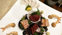 Jangan tertipu dengan tubuhnya yang langsing ideal. Raline adalah pencinta kuliner sejati. Lihat saja piring santapannya ini. Paket seafood mulai dari udang, tuna segar hingga salmon segar siap disantapnya. Foto: Instagram Raline Shah
