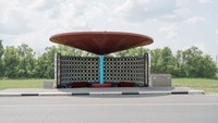 Halte bus satu ini memiliki atap membulat seperti payung. Selain itu terdapat dinding yang melingkar di sisinya dengan hiasan keramik. Christopher Herwig/Boredpanda.