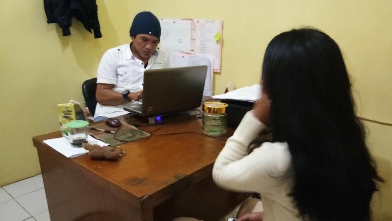 Video Duel Antara Siswi di Makassar Beredar, Polisi Amankan 1 Gadis Video Duel Antara Siswi di Makassar Beredar, Polisi Amankan 1 Gadis