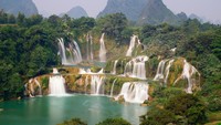 Air Terjun Detian memiliki ketinggian sekitar 30 meter dengan lebar mencapai 200 meter yang terdiri dari 3 tingkat aliran air. Air terjun ini berada di perbatasan Tiongkok dan Vietnam. (Thinkstock)