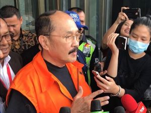 Video: Pakai Rompi Oranye, Fredrich Yunadi Resmi Ditahan KPK