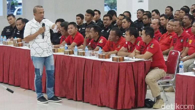 Begini Gaya Kapolrestabes Rudi Imbau Anggotanya Tanggap Layani Warga Begini Gaya Kapolrestabes Rudi Imbau Anggotanya Tanggap Layani Warga