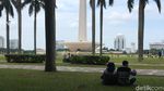 Foto: Ramai-ramai Nikmati Rumput Monas yang Kini Tanpa Pagar