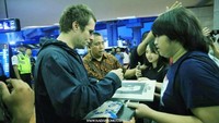 Dengan santai, adik dari Noel Gallagher itu melayani permintaan para fans. Foto: Liam Gallagher (dok. NadaPromotama)