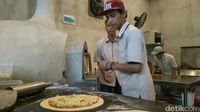Sensasi Unik Menikmati Pizza Volcano yang Dipanggang dengan Tungku di Kota Cirebon
