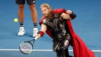 Di kesempatan itu, Thor meletakkan palunya dan beralih mengayun raket milik Raonic untuk melawan Federer yang ada di seberang net. Foto: Scott Barbour/Getty Images