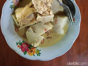 Aduh Enaknya! Lontong dengan Opor Ayam dan Tempe Khas Desa Tuyuhan