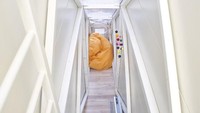 Tersedia pintu di bagian lantai untuk memasuki ruangan lainnya. Istimewa/Archdaily.