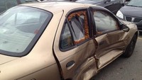 Sudah penyok cukup parah, si pemilik masih enggan mengganti pintu mobilnya dan malah justru menambah hiasan di sekitar pintu. Perban dengan ukuran besar diharap si pemilik mobil bisa menyembuhkan penyok dan baret pada mobilnya. Foto: Reddit