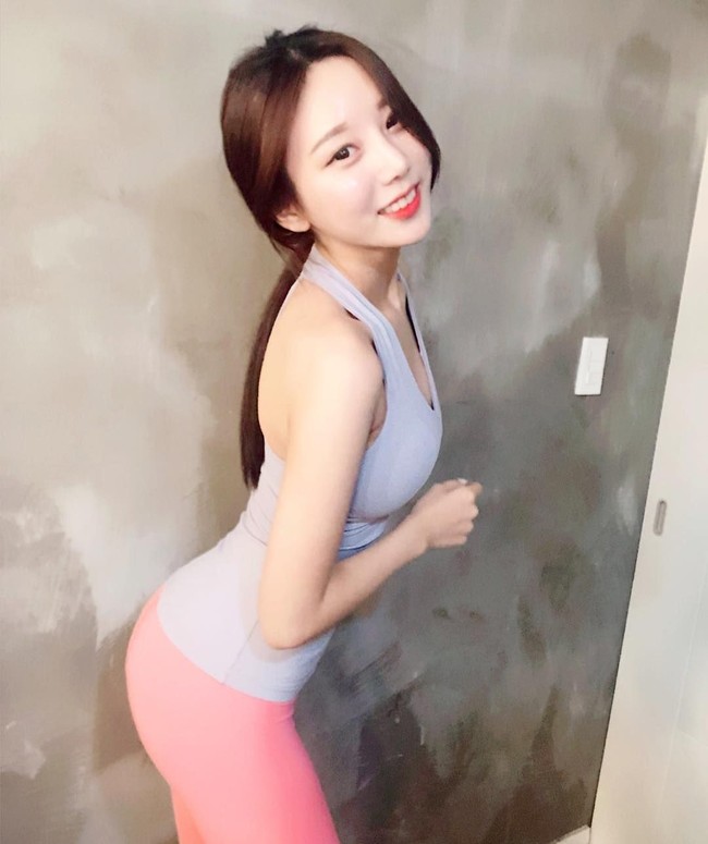 Wanita yang memiliki 261 ribu pengikut di Instagram ini juga rutin membagikan foto-foto dirinya dengan perut rata yang disertai keterangan diet tepat. Foto: Instagram