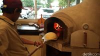 Sensasi Unik Menikmati Pizza Volcano yang Dipanggang dengan Tungku di Kota Cirebon