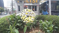 Penampakan karangan bunga di depan pos polisi Sarinah mengenang tragedi berdarah tersebut (Foto: Parastiti Kharisma Putri/detikcom/2018)